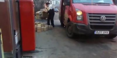 Cum sunt descarcate in Bucuresti coletele trimise prin Posta Romana: angajatii le arunca din masina