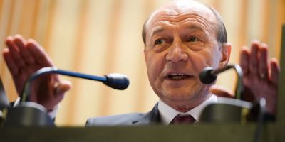 Basescu ii scrie lui Iohannis, pe Facebook: Si eu am facut erori, dar ati dat un semnal care va trimite in bratele turnatorului Voiculescu