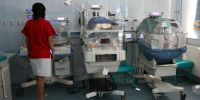 Culmea absurdului la Spitalul Judetean de Urgenta: bebelusii stau cu randul in incubator, desi in depozitul spitalului zac nefolosite sase incubatoare nou-noute