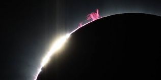 Imagini senzationale cu eclipsa totala de soare surprinsa din Indonezia de astronomul roman Catalin Beldea