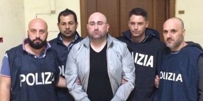 Operatiune inedita. Un cap al mafiei napoletane a fost arestat de politisti veniti sa-i aduca pizza in timp ce asista la infrangerea echipei favorite de fotbal
