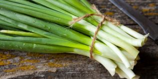 Beneficii nestiute ale cepei verzi. De ce este populara leguma cel mai puternic antialergic si diuretic natural