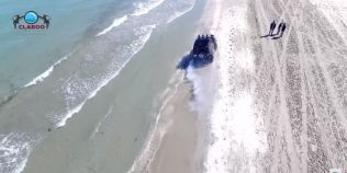VIDEO Cum arata un cocalar cu Land Rover. Un turist din Ilfov a facut slalom cu masina printre turistii de pe plaja