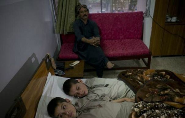 Poveste HORROR in PAKISTAN. CAZUL SOCANT pe care medicii NU il pot EXPLICA afecteaza o familie in FIECARE SEARA