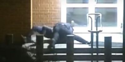 VIDEO Rusia a expulzat doi diplomati americani. Imagini cu lupta dintre un politist rus si un diplomat american, pe scarile ambasadei din Moscova