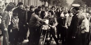 VIDEO Curse spectaculoase de motociclete pe strazile Timisoarei, in perioada comunismului. Imagini din '89