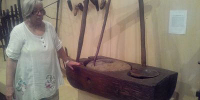 Moara de mana dintr-o singura bucata de lemn, veche de peste 100 de ani. Lemnul din care e facuta are peste 300 de ani