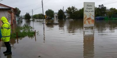Echipaje ISU din tara, trimise la Galati in sprijinul celor afectati de inundatii. 500 de oameni evacuati au fost cazati in scoli si camine