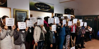 Protest fara precedent la o scoala din Romania. 29 de elevi ameninta ca nu mai vin la ore din cauza unui coleg de clasa