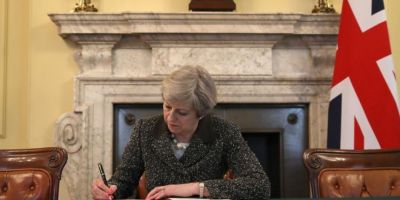 Theresa May a semnat scrisoarea prin care declanseaza Brexitul