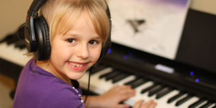 Muzica ii poate face pe copii mai inteligenti: de ce nu este suficient doar ascultatul melodiilor