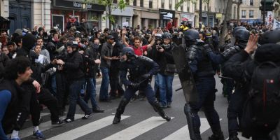 VIDEO Proteste violente in Franta, dupa alegerea lui Macron. Fortele de ordine au lansat gaze lacrimogene si au tras cu gloante de cauciuc la Paris