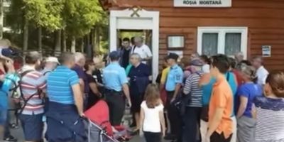 VIDEO Calin Popescu Tariceanu, apostrofat de vizitatorii Muzeului de la Rosia Montana ca ar fi intrat peste rand in muzeu