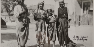 FOTO Oameni din Dobrogea la inceputul anilor 1900: saraci, desculti, arsi de soare, dar razand fericiti in colb