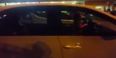 VIDEO Femeie amendata pentru ca si-a lasat fetitele singure in masina, cu cheile in contact. Una dintre copile a pornit motorul