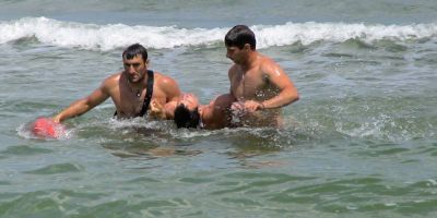 Tanar inecat la Mamaia. Turistul intrase in apa cu un prieten, ambii fiind scosi de salvamari pe plaja dintre Crazy Beach si H2O
