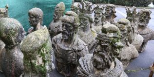 FOTO Au fost demontate statuile voievozilor din curtea Palatului Baroc