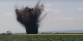 FOTO VIDEO Imagini spectaculoase de la detonarea bombelor uriase de aviatie gasite in Vrancea